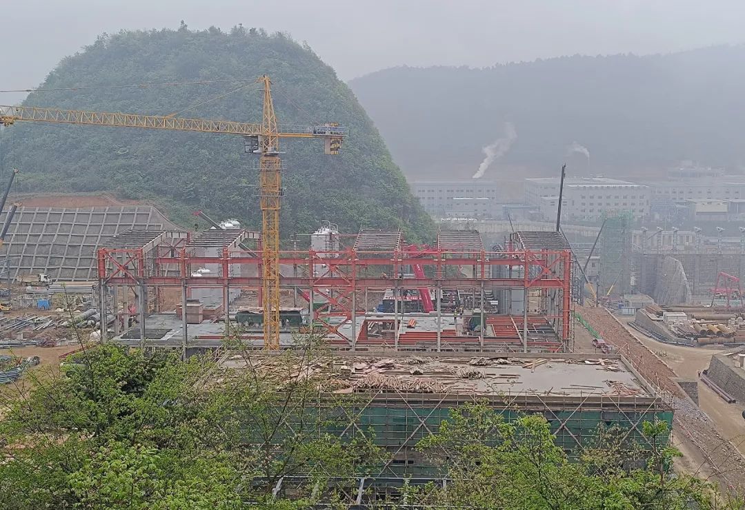 中化三建公司承建的貴州騏信煤炭深加工及綜合利用一體化項目主廠房實現封頂